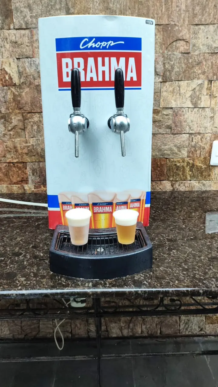 Chopp servido em dois copos na chopeira Brahma em evento da Senhor Chopeira