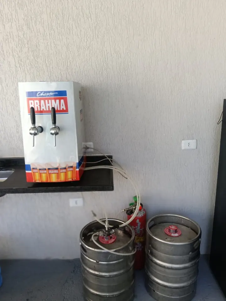 Chopeira Brahma conectada a barris de chopp em evento da Senhor Chopeira