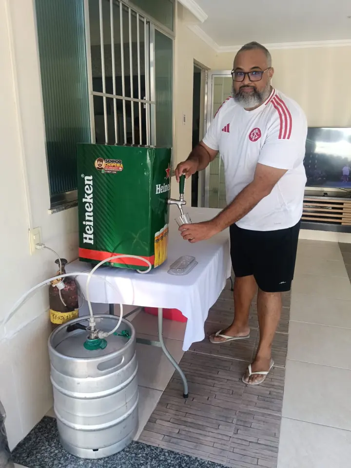 Chopp Heineken sendo servido em evento com chopeira da Senhor Chopeira